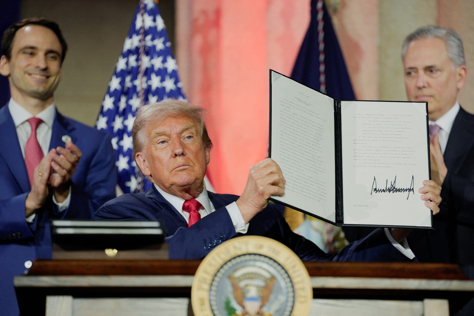 Trump signs executive order inviting voluntary 30-day federal vetting of frontie